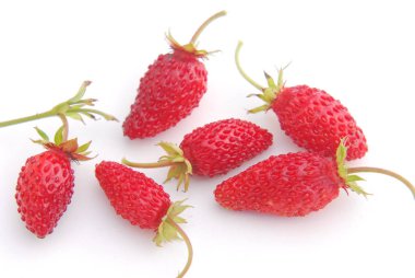 Beyaz arka planda kırmızı dut çilek