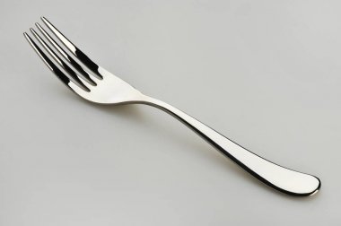 Bir yemek çatal gri bir yüzey üzerinde istirahat