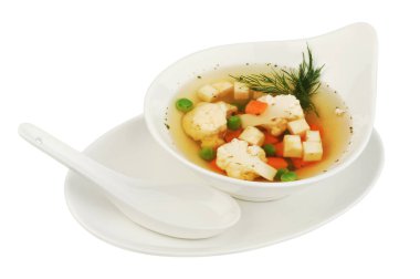 Beyaz izole arka planda karnabahar, patates, bezelye, havuç ve dereotu ile sebze çorbası