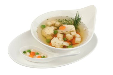 Beyaz izole arka planda karnabahar, patates, bezelye, havuç ve dereotu ile sebze çorbası