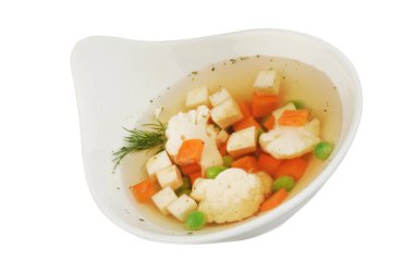 Beyaz izole arka planda karnabahar, patates, bezelye, havuç ve dereotu ile sebze çorbası