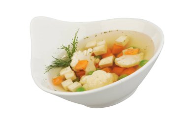 Beyaz izole arka planda karnabahar, patates, bezelye, havuç ve dereotu ile sebze çorbası