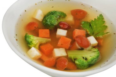 Beyaz izole arka planda karnabahar, patates, bezelye, havuç ve maydanoz ile sebze çorbası