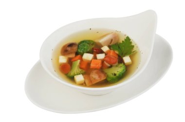 Beyaz izole arka planda karnabahar, patates, bezelye, havuç ve maydanoz ile sebze çorbası