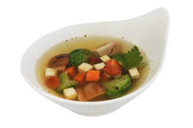 Beyaz izole arka planda karnabahar, patates, bezelye, havuç ve maydanoz ile sebze çorbası