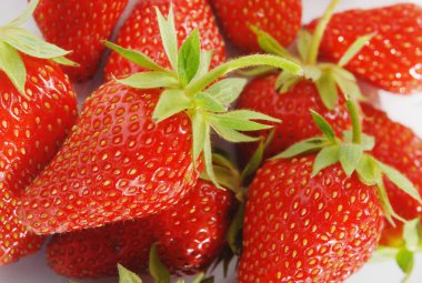 Beyaz arka planda kırmızı Berry çilek