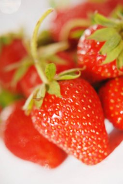 Beyaz arka planda kırmızı Berry çilek