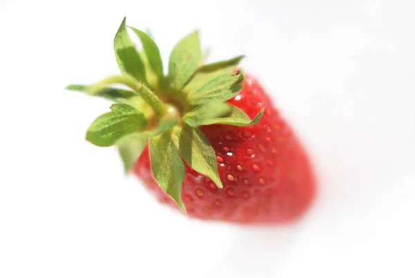 흰 배경에 따로 떨어져 있는 붉은 딸기 — 스톡 사진