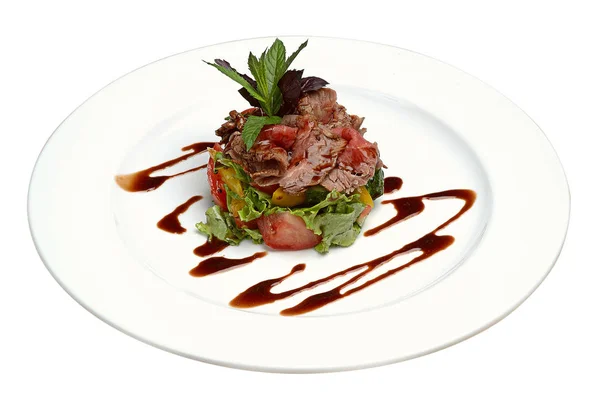 Utsökt gourmetmat. Kött, skivade tomater, basilika, med soja sås på plattan på vit isolerad bakgrund. Närbild. — Stockfoto