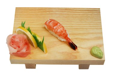 Nigiri ahşap bir stand, wasabi ve zencefil turşusu üzerinde karides ile. Beyaz izole arka plan üzerinde
