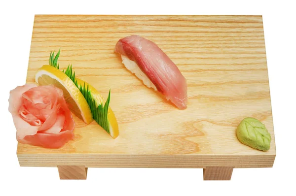 Nigiri ahşap bir stand, wasabi ve zencefil turşusu üzerinde somon ile. Beyaz izole arka plan üzerinde