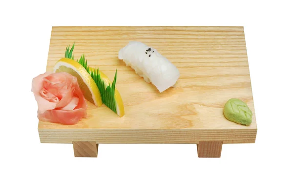 Nigiri avec saumon sur un support en bois, wasabi et gingembre mariné. Sur fond blanc isolé — Photo
