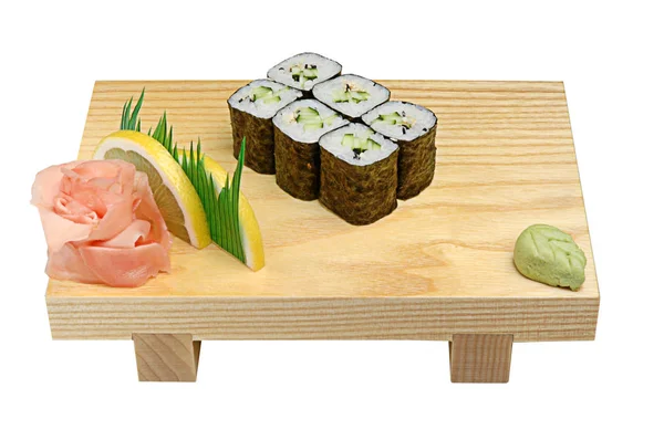 Sushi sur un support en bois, wasabi et gingembre mariné. Sur fond blanc isolé — Photo