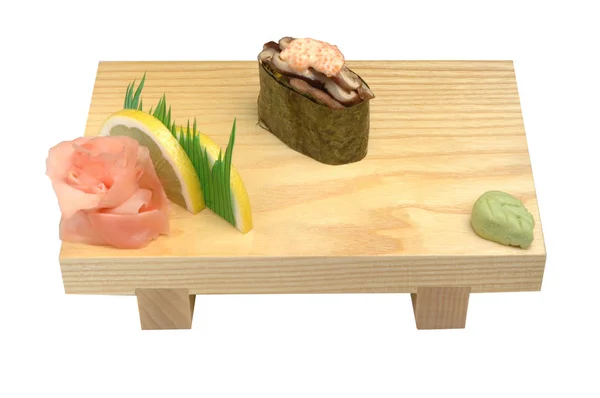Sushi su un supporto di legno, wasabi e zenzero sottaceto. Su sfondo bianco isolato — Foto Stock
