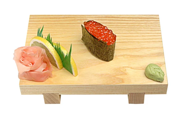 Sushi z czerwonym kawioru na drewnianej podstawki, Wasabi i marynowane imbir. Na białym tle tła — Zdjęcie stockowe