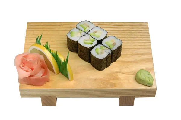 Sushi sur un support en bois, wasabi et gingembre mariné. Sur fond blanc isolé — Photo