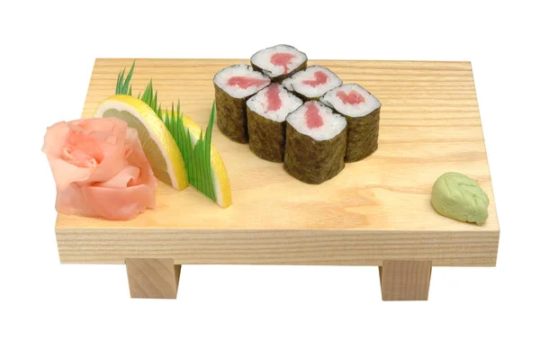 Sushi sur un support en bois, wasabi et gingembre mariné. Sur fond blanc isolé — Photo