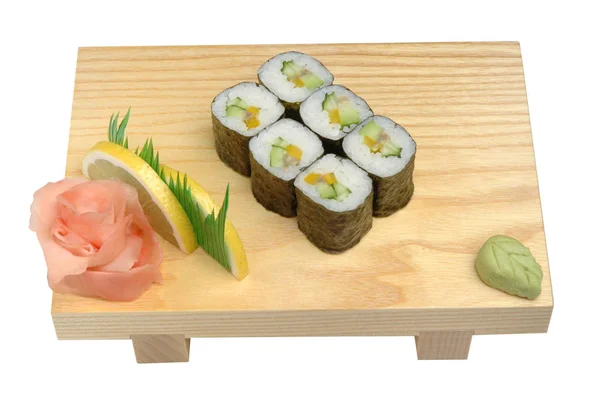 Sushi sur un support en bois, wasabi et gingembre mariné. Sur fond blanc isolé — Photo