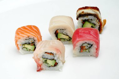 Beyaz arka planda suşi ruloları. Koleksiyon. Suşi rulo ile lezzetli Japon gıda Closeup.