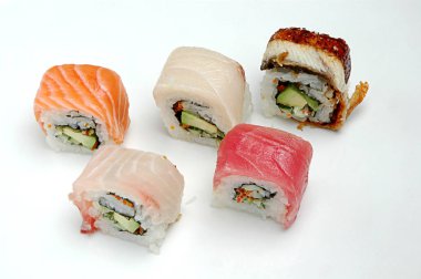Beyaz arka planda suşi ruloları. Koleksiyon. Suşi rulo ile lezzetli Japon gıda Closeup.
