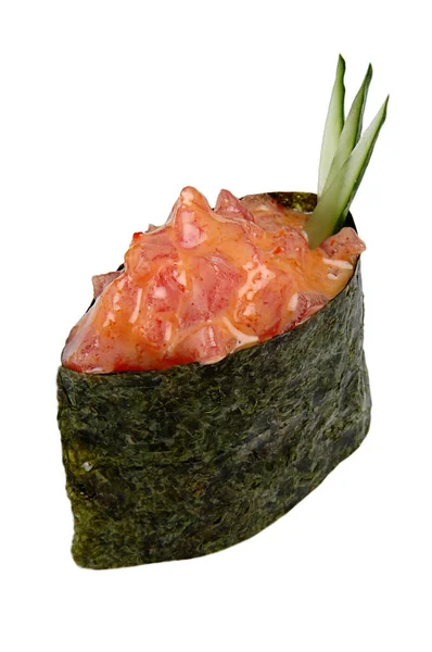 Суши-ролл изолирован на белом фоне. Крупный план вкусных японских суши-роллов . — стоковое фото