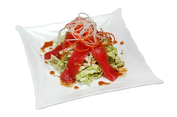 Mistura de legumes e frutos do mar. Salada na placa isolada sobre fundo branco — Fotografia de Stock