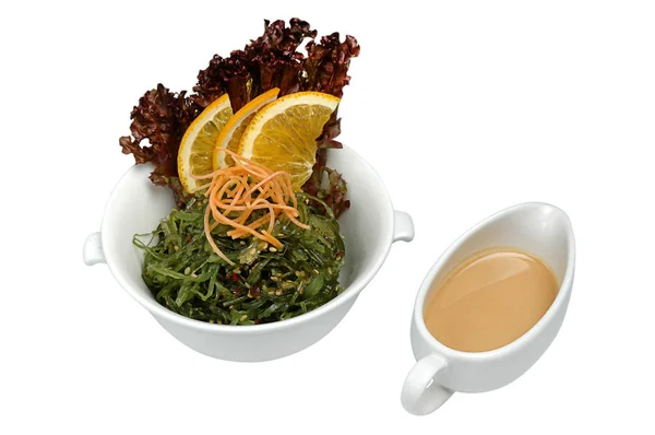 Mischung aus Gemüse und Meeresfrüchten mit Sojasauce. Salat auf dem Teller isoliert auf weißem Hintergrund — Stockfoto