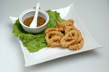 Nuggets ve marul yaprakları ile çorba gri bir arka plan üzerinde bir tabakta