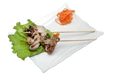 Şişler üzerinde ahtapotlar, marul bir parça üzerinde, havuç, beyaz izole arka plan üzerinde