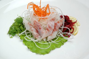 Sebze ve deniz ürünleri karışımı. Tabakta salata