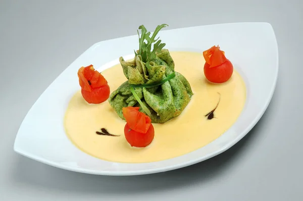 Spinat-Pfannkuchen zum Abendessen im Restaurant serviert. Köstliche Gerichte für Restaurants — Stockfoto