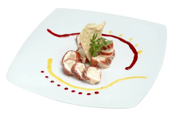 Mistura de legumes e frutos do mar. Salada no prato isolado em fundo branco. Pratos deliciosos para restaurantes — Fotografia de Stock
