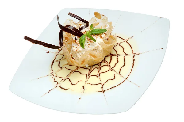 Luftige Torte auf einem Teller auf weißem Hintergrund. Köstliche Gerichte für Restaurants — Stockfoto