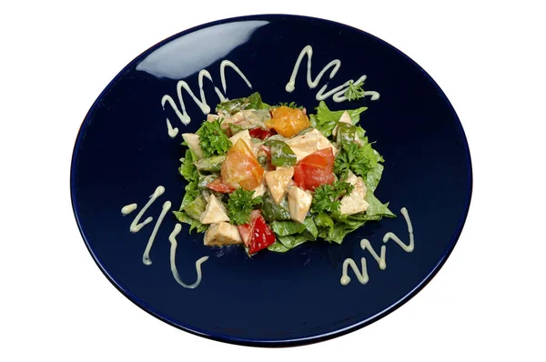 Verduras al vapor con carne en un plato azul sobre fondo blanco aislado —  Fotos de Stock