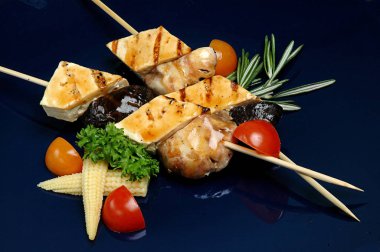 Mavi tabakta istiridye ve marzipan mini kebap. Restoran yemeği, sebzeli meze