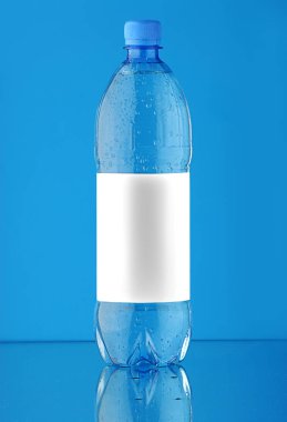 Mavi arka planda büyük plastik şişe su