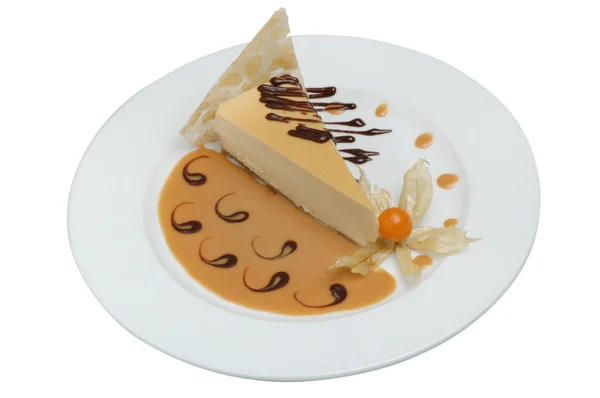 Ein Stück Kuchen mit Kondensmilch schön auf einem Teller auf weißem Hintergrund dekoriert — Stockfoto