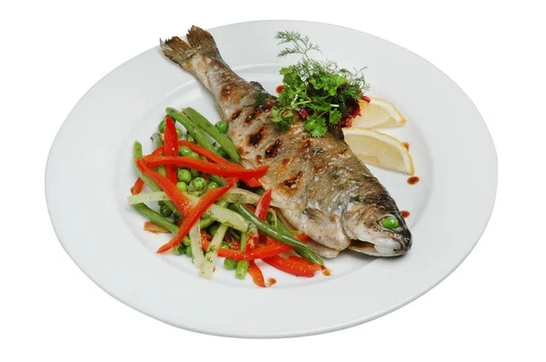 흰색 고립 된 배경에 접시에 야채와 레몬 슬라이스와 생선 튀김 — 스톡 사진