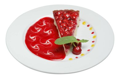 Beyaz arka plan üzerinde bir tabak üzerinde kiraz pasta bir dilim closeup