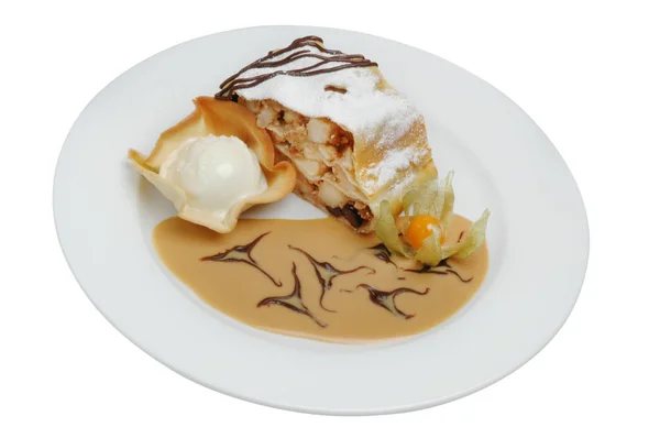 Kawałek ciasta z lodami pięknie zdobione na talerzu na białym tle — Zdjęcie stockowe
