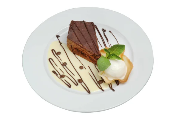 Ein Stück Kuchen mit Eis schön auf einem Teller auf weißem Hintergrund dekoriert — Stockfoto