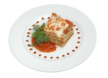 Beyaz izole arka planda beyaz plaka üzerinde dereotu ve maydanoz ile et ile pancake