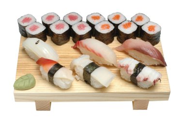 Nigiri ve suşi ahşap bir stand, Wasabi ve salamura zencefil set. Beyaz izole arka planda