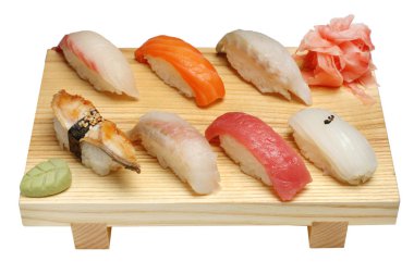 Nigiri ahşap bir stand, Wasabi ve salamura zencefil üzerinde ayarlayın. Beyaz izole arka planda