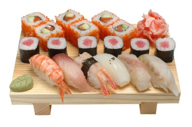 Nigiri ve suşi ahşap bir stand, Wasabi ve salamura zencefil set. Beyaz izole arka planda