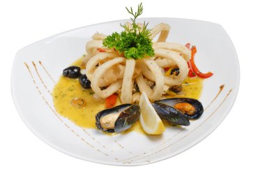 Beyaz izole arka planda bir kare plaka üzerinde zeytin ve limon ile sebze ve deniz ürünleri salata
