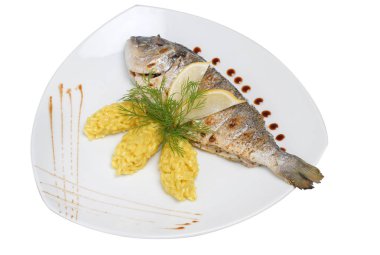 Beyaz izole arka planda bir plaka üzerinde pirinç ve limon dilimleri ile kızarmış balık