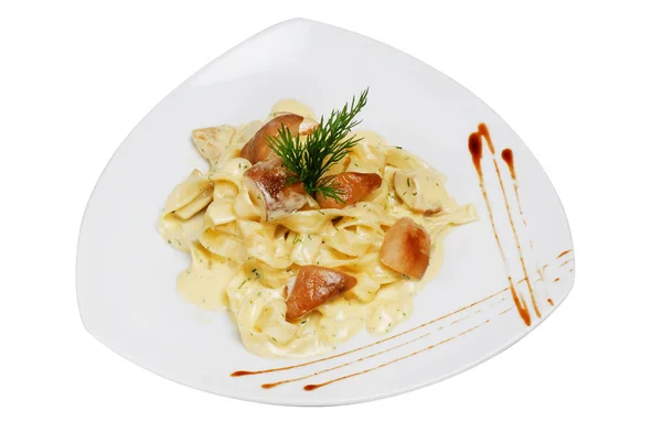 Pasta dengan saus dan cumi-cumi dan sepotong ikan. Hidangan Italia. — Stok Foto