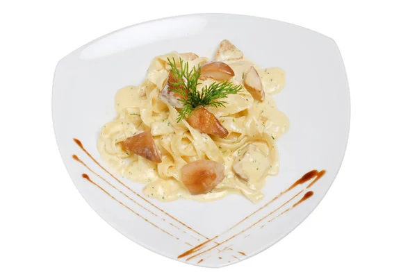 Pasta dengan saus dan cumi-cumi dan sepotong ikan. Hidangan Italia. — Stok Foto