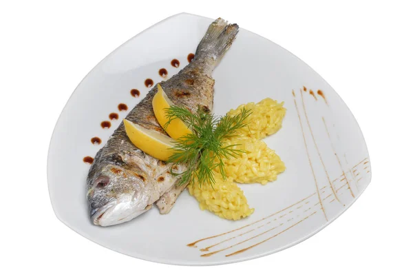흰색 고립 된 배경에 접시에 쌀과 레몬 슬라이스와 생선 튀김 — 스톡 사진